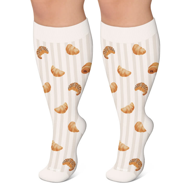 Kompressionsstrümpfe in Übergröße mit Croissant-Erdbeer-Motiv - Beige - 4XL - image 5