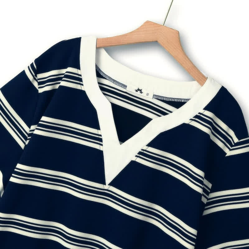 Lässige und bequeme Bluse mit Kontraststreifen und V-Ausschnitt - image 1