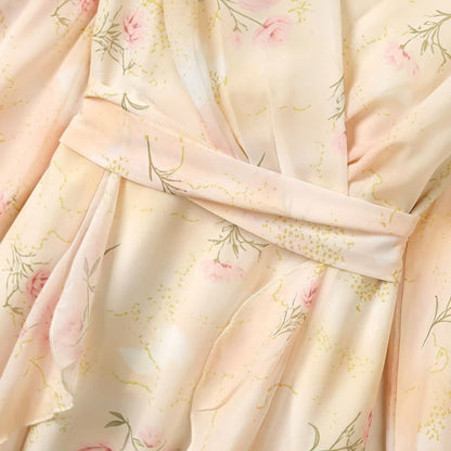 Romantisches Maxikleid mit Blumenmuster und Wickeloptik - image 1