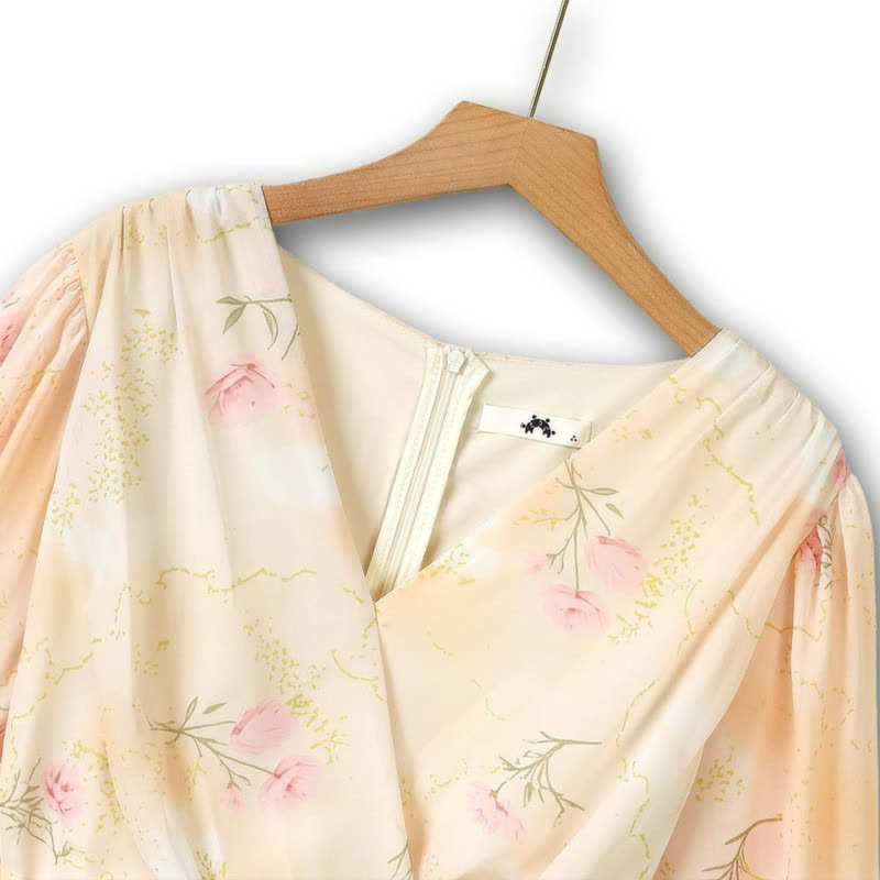 Romantisches Maxikleid mit Blumenmuster und Wickeloptik - image 2
