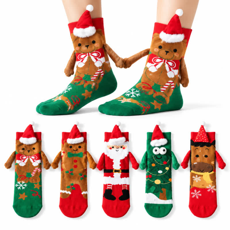 Strickhand mit Weihnachtsbaummotiv hält Viertelsocken - image 0
