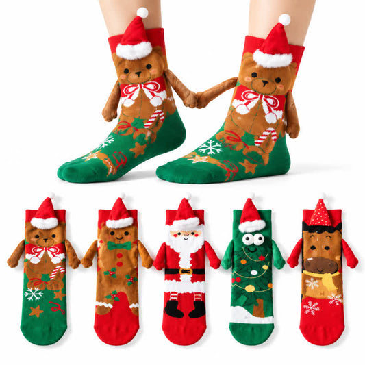 Strickhand mit Weihnachtsbaummotiv hält Viertelsocken - image 0