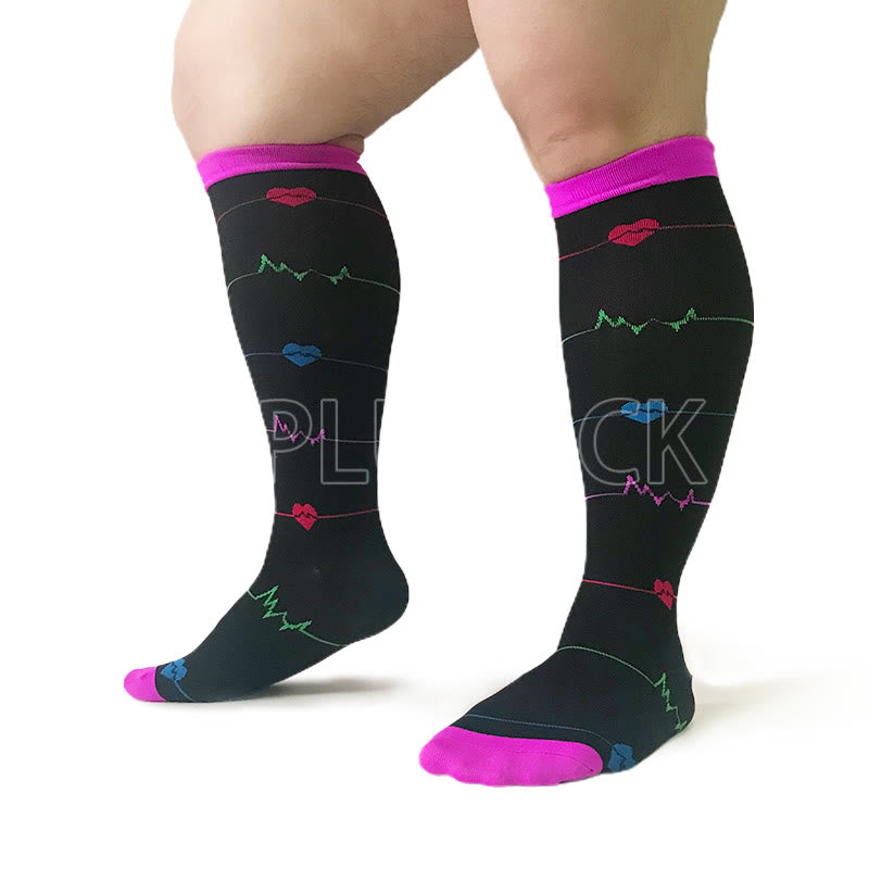 Lila Kompressionsstrümpfe mit EKG-Motiv in Übergrößen 2XL- 7XL (3 Paar) - Lila - 7XL - image 0