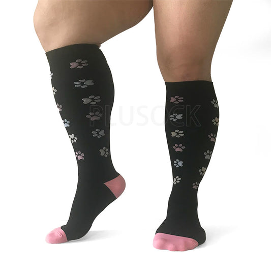 Rosa Kompressionsstrümpfe mit Hundepfotenabdrücken in Übergrößen 2XL- 7XL (3 Paar) - image 0