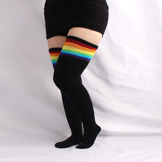 Schwarze, halterlose Socken in Regenbogen-Optik in Übergröße
