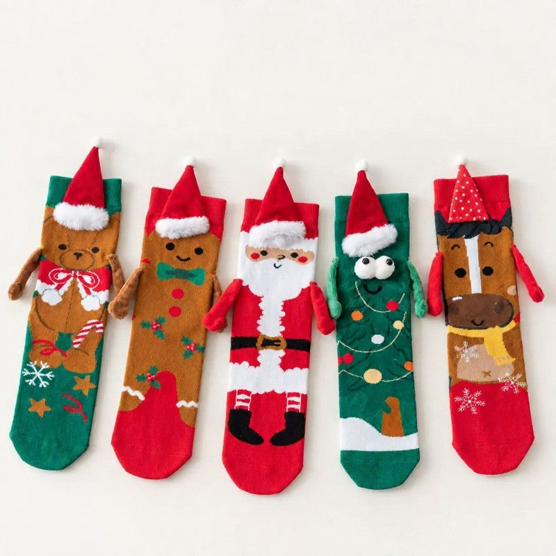 Strickhand mit Weihnachtsbaummotiv hält Viertelsocken - image 8