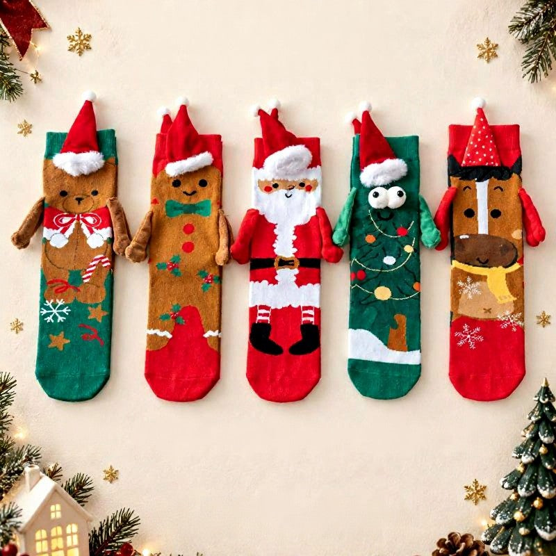 Strickhand mit Weihnachtsbaummotiv hält Viertelsocken - image 9