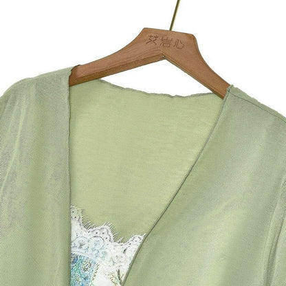 Zweiteiliges Set aus floralem Satinkleid und Strickjacke - image 4